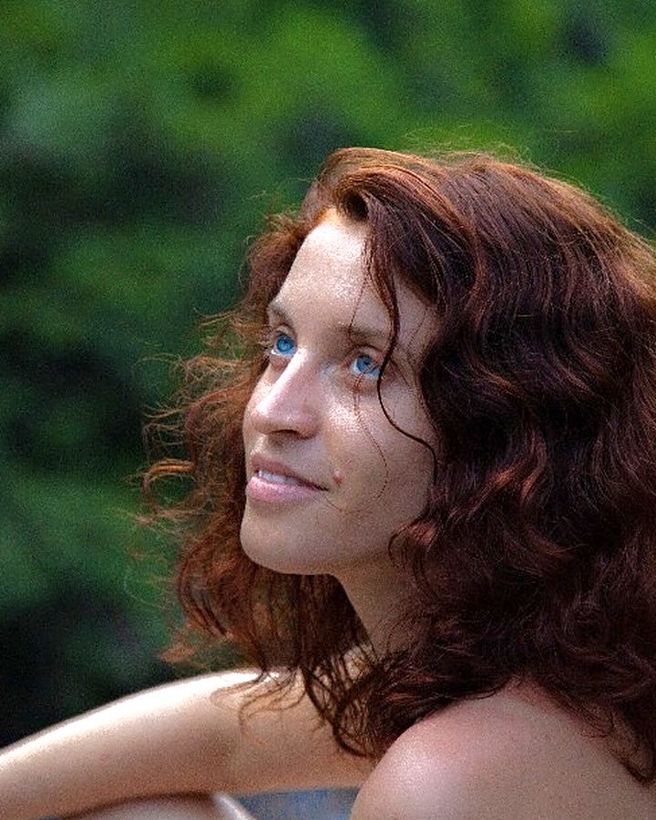 Porträt von Barbara im Freien, sie blickt lächelnd nach oben.